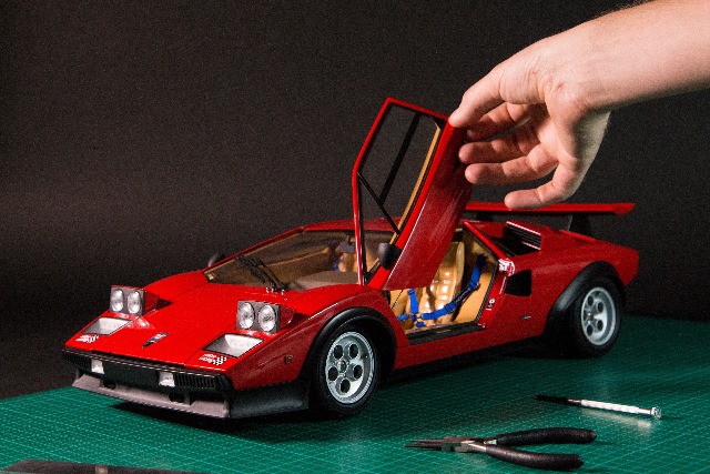 lamborghini-countach-hands