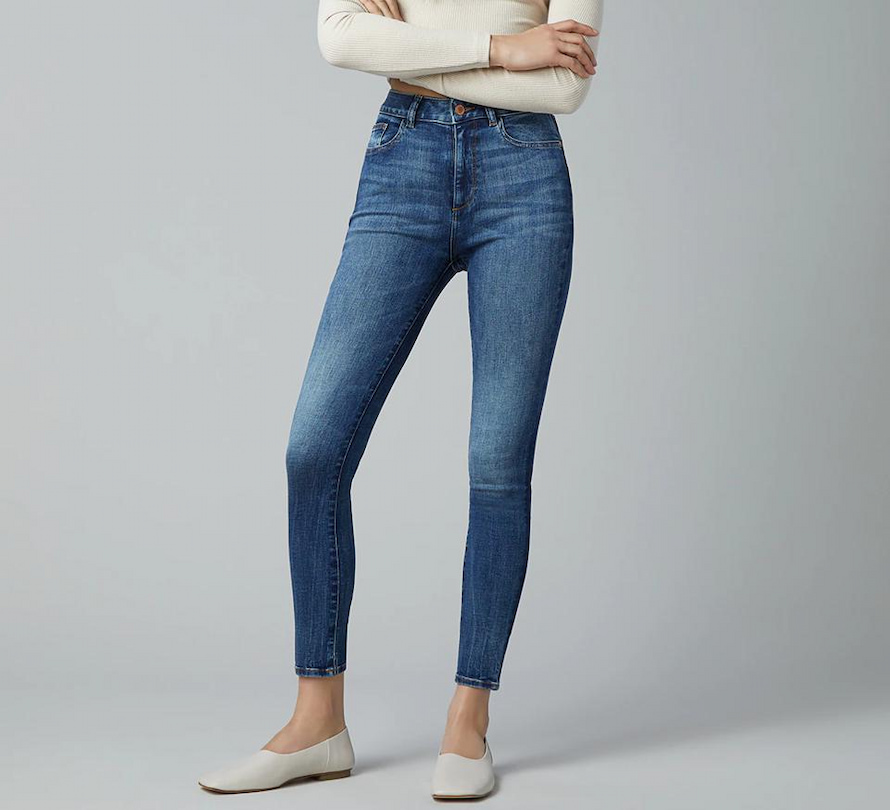 girl wearing flattering high waisted jeans